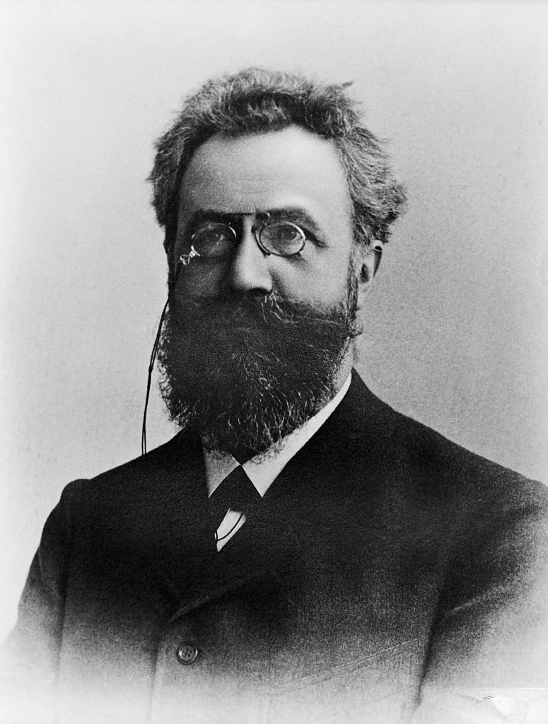 Black-and-white portrait of Hermann Ebbinghaus with a pince-nez and a full beard.